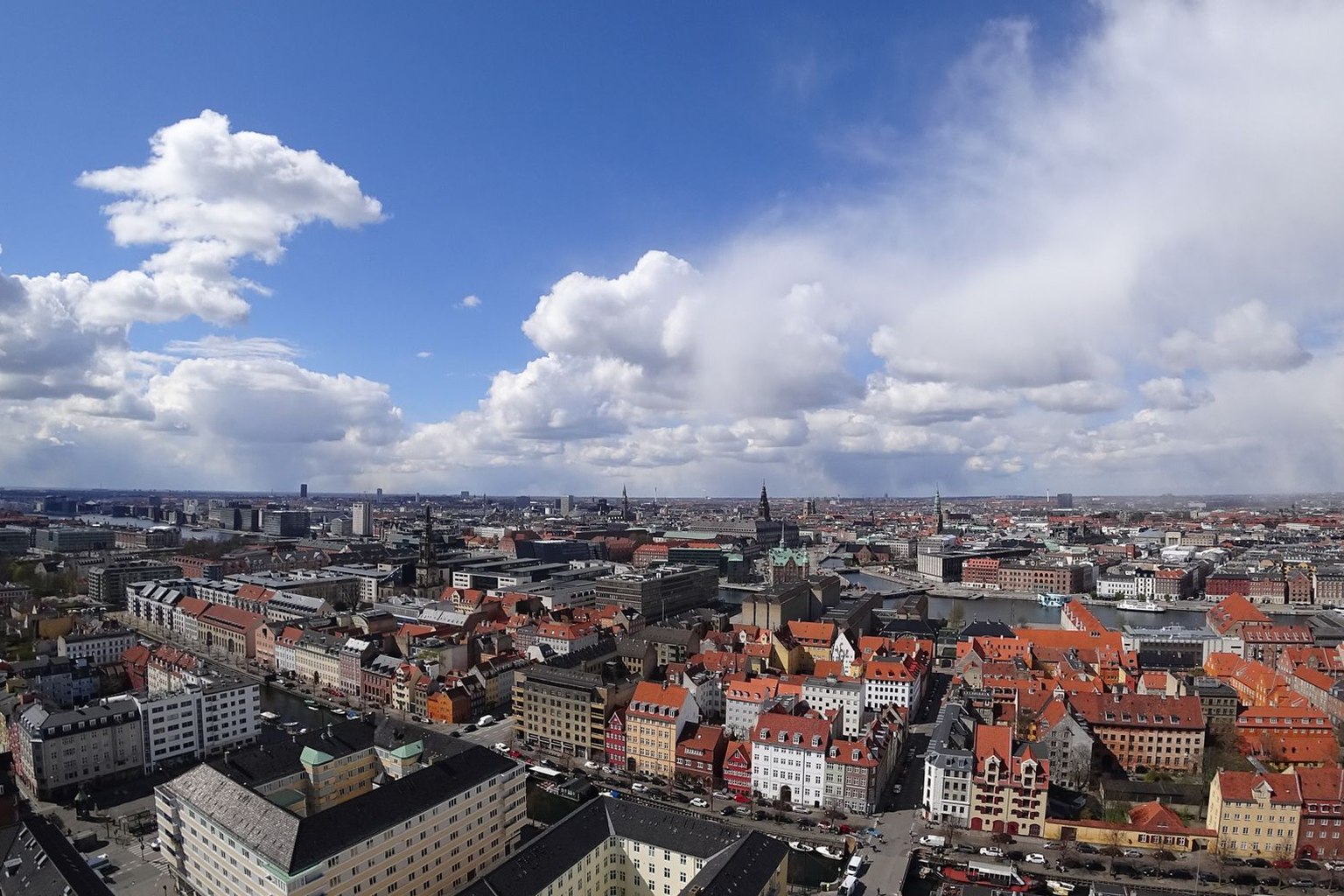 Udsigt over Københavns tage under en blå himmel