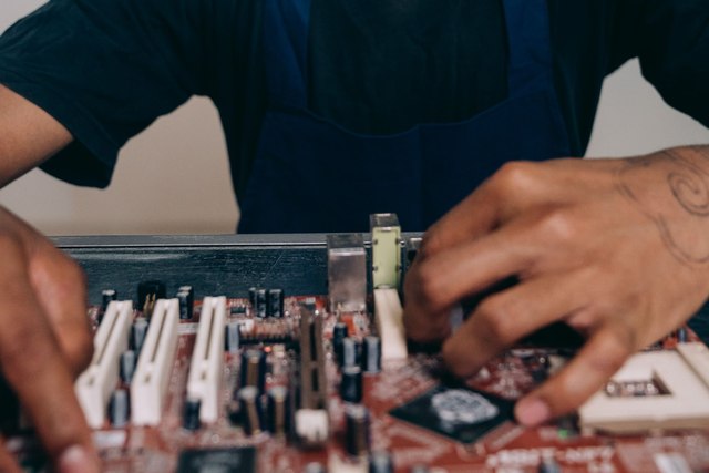 En tekniker arbejder med elektronik